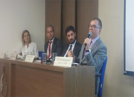 Dr. Mariana Giuampaulo, Dr. Roberto Angotti, Dr. Lucas Renualt e desembargador Ney Wieddemann Neto