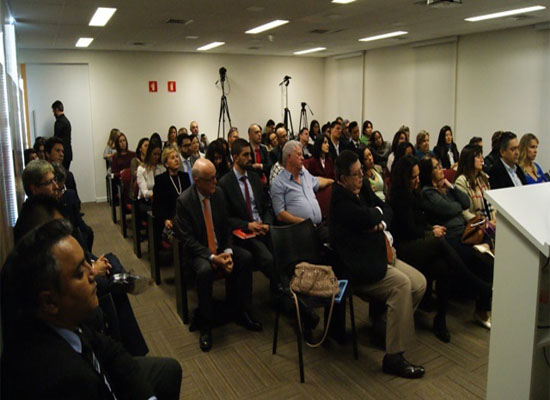 Plateia acompanhando evento da AIDA