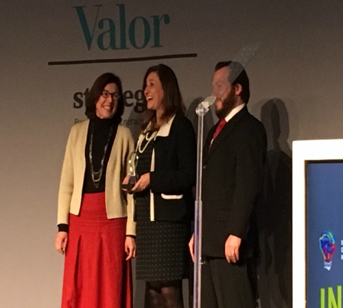 Monica Herrero, CEO da Stefanini Brasil entre representantes da premiação