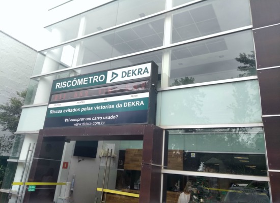 Painel do Riscômetro instalado na Dekra de Atibaia