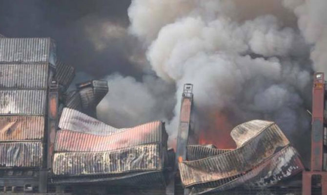 Incêndio em navio de cargas