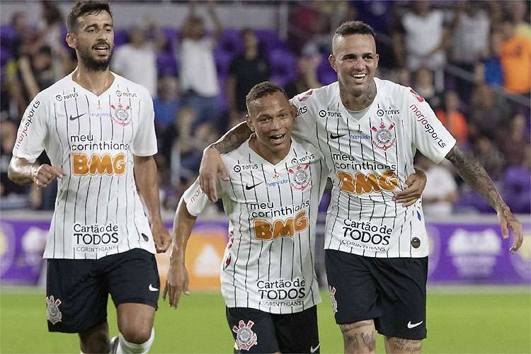 Abraçado a Janderson, Luan comemora um dos gols na boa estreia no Timão (Foto: Daniel Augusto Jr/ Ag. Corinthians)