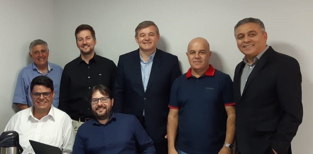 Equipe de Transportes da Argo Seguros ao lado de Rogério Bruch e Luiz Fernando Barazzutti, sócios da Fetransportes / Divulgação