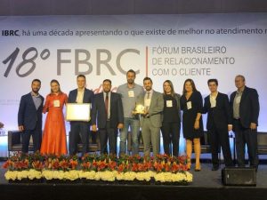 Time de Saúde e Odonto, liderado por Raquel Giglio (segunda, à esquerda), recebe prêmio.