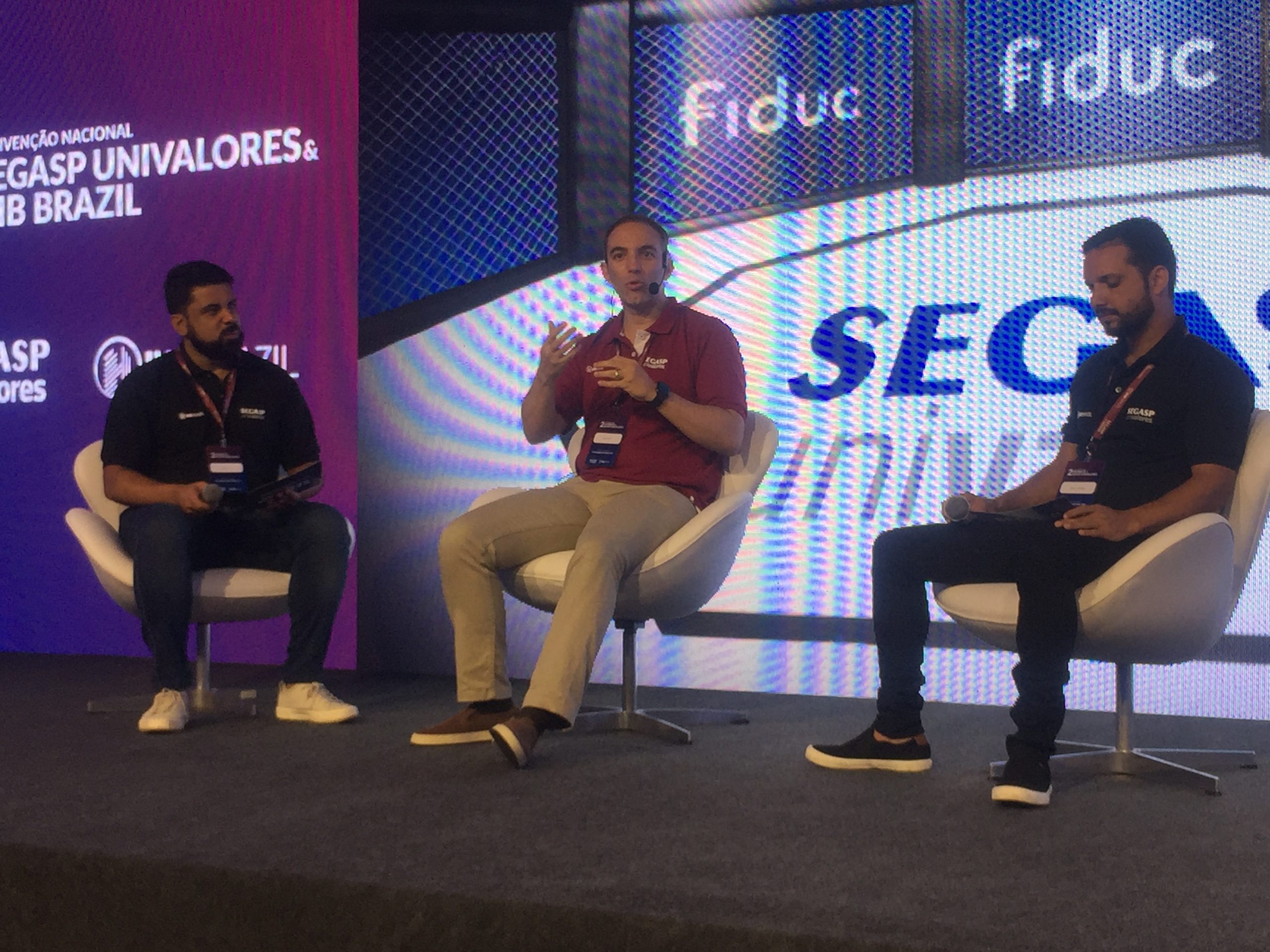 Valter Police, Head da Academia Fiduc, ao centro durante o painel “Guardião Financeiro do Cliente” conduzido pelos sócios das operações Segasp Univalores no Rio e em Minas Gerais, Rômulo Marques e José Luiz Feital / Divulgação