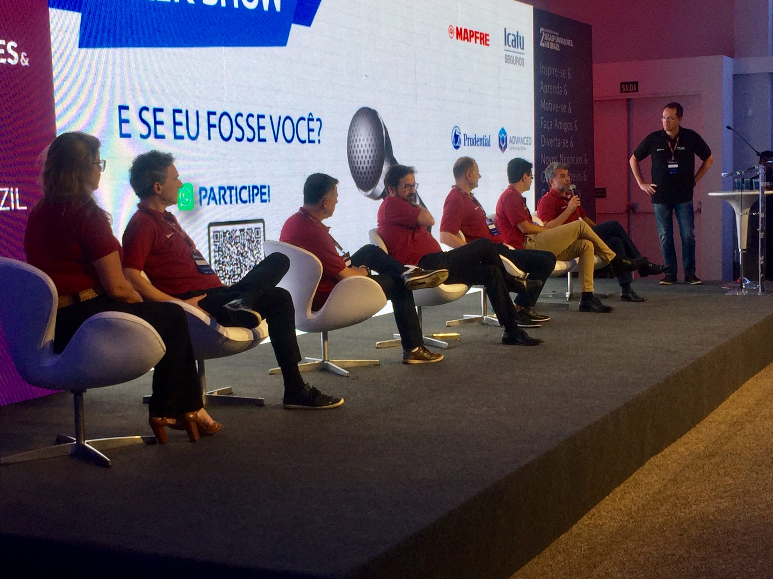 Ricardo Tarantello, ao fundo, conduziu o Painel “E se eu fosse você na figura do Consultor de Seguros” com os executivos das empresas parceiras de negócios / Divulgação