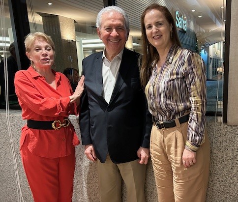 Maria da Glória Faria (E) cumprimenta os aniversariantes de setembro: Ronaldo Vilela (14/09) e Beatriz Herranz (12/09) / Foto: Divulgação