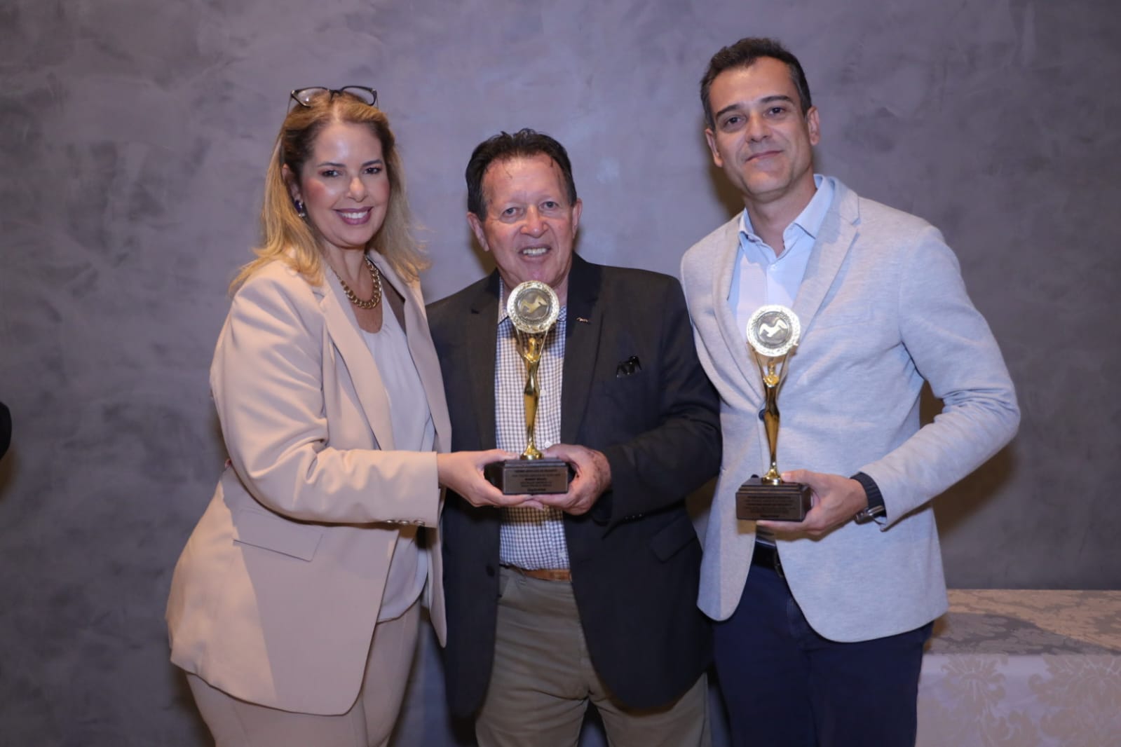 Ana Claudia Calil, Diretora Comercial da MAWDY; o Fundador da Revista Seguro Total, José Francisco Filho;, e Fabiano Sardá, Diretor Geral da MAWDY / Foto: Nicola Fotografia / Especial / Revista Seguro Total