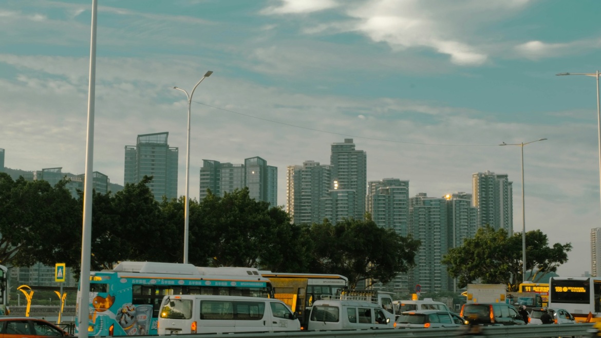 A city street filled with lots of traffic