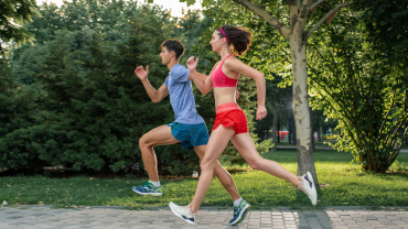 Atletas e torcedores interagindo em um programa de saúde comunitária promovido por patrocínio esportivo