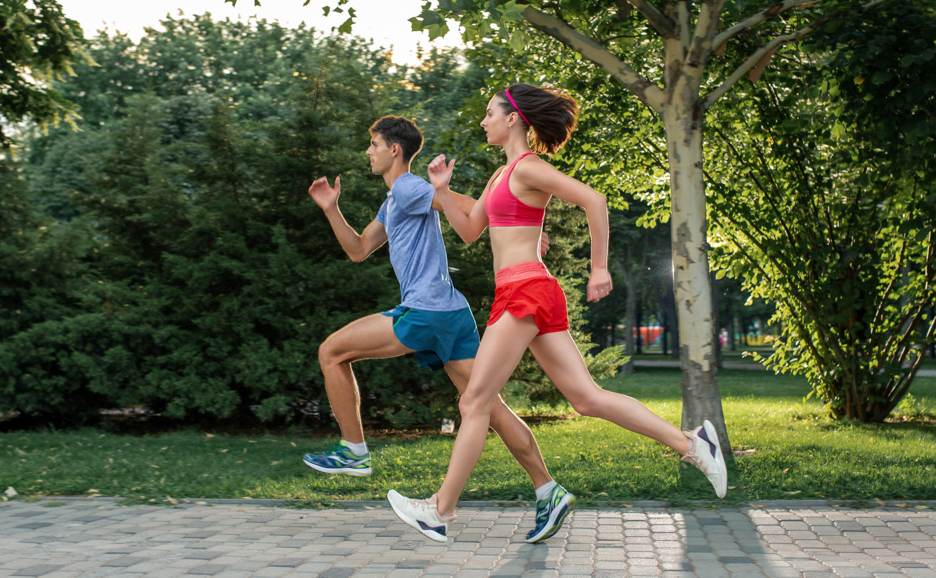 Atletas e torcedores interagindo em um programa de saúde comunitária promovido por patrocínio esportivo