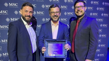 Executivos da Europ Assistance Brasil, incluindo Fábio Pessoa, segurando o prêmio de Parceiro Destaque da MSC Cruzeiros no MSC Preziosa.