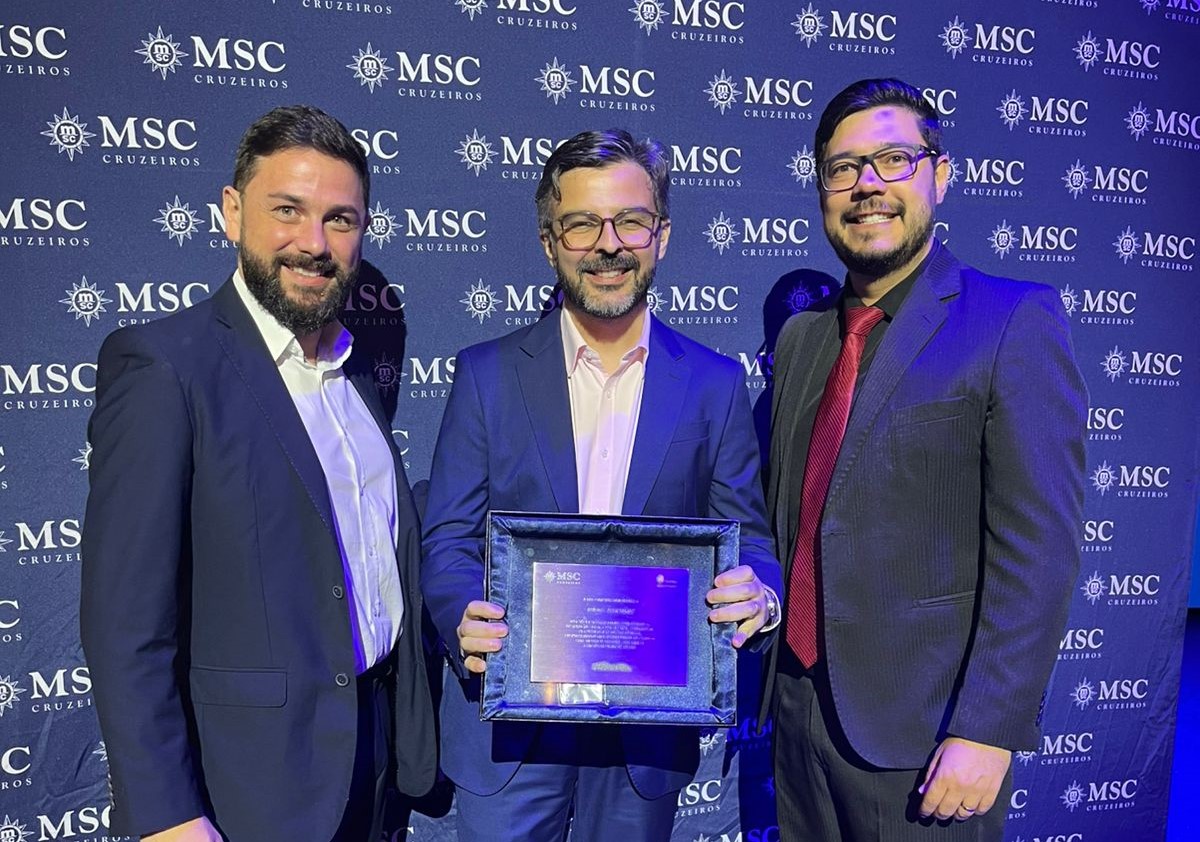 Executivos da Europ Assistance Brasil, incluindo Fábio Pessoa, segurando o prêmio de Parceiro Destaque da MSC Cruzeiros no MSC Preziosa.