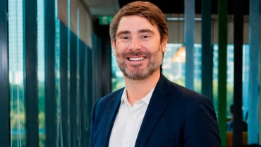 Matheus Fontanelli, diretor do Canal Cooperativas da AXA no Brasil, sorrindo em ambiente corporativo.