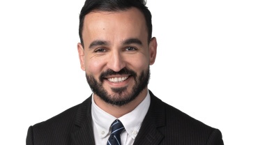 Documento de apólice de seguro sobreposto a uma imagem de mapa global e manchetes de conflitos internacionais.