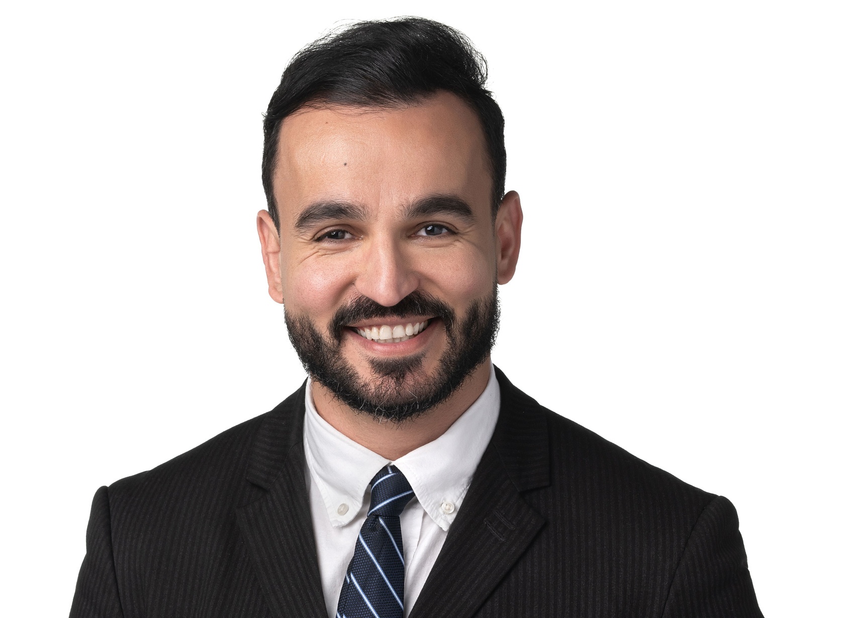 Documento de apólice de seguro sobreposto a uma imagem de mapa global e manchetes de conflitos internacionais.