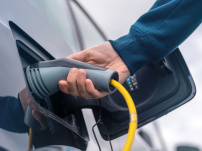 Carros elétricos já representam 19,2% das vendas no Brasil e começam a transformar o mercado de seguros