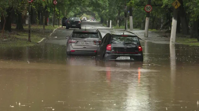 Porto Seguro cobre até higienização de carro que tenha sido invadido pela água