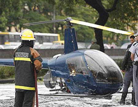 Em 2005, helicóptero faz pouso forçado em São Paulo