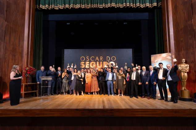 No palco do teatro do Copacabana Palace, os vencedores do Oscar do Seguro 2023/24 – Foto: Bruno Patrocínio