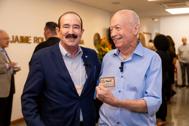 Na foto, o presidente da CAPEMISA, Jorge Andrade, e Euclelino Costa da Silva, Cliente da Companhia há 54 anos