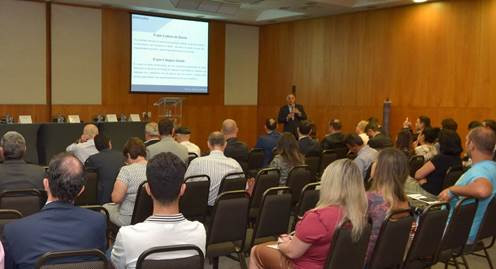 O diretor Comercial da Regional Minas Gerais e Centro-Oeste da SulAmérica, Marco Neves, em apresentação no evento promovido pelo Sincor-MG