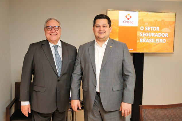 Presidente do Congresso, senador Davi Alcolumbre, faz visita oficial à CNseg e afirma que quer aprofundar os temas do mercado de seguros