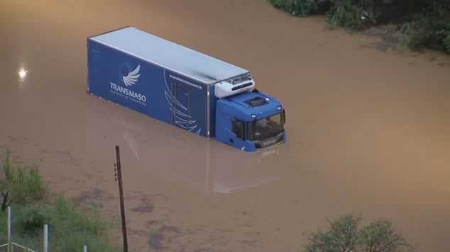 Ônibus preso em alagamento em Franco da Rocha — Foto: Reprodução/TV Globo