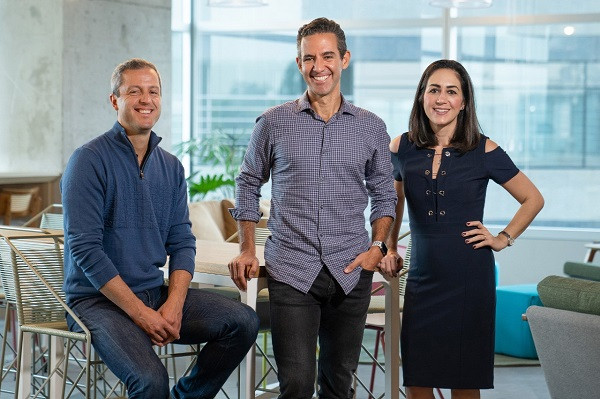 Fernando Miranda (CEO da Easynvest By Nubank e novo líder da área de investimentos do banco digital), David Vélez (CEO do Nubank) e Cristina Junqueira (cofundadora do Nubank)