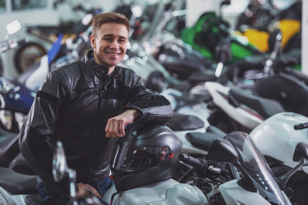 Contratação de seguro para motocicleta da Santander Auto é sete vezes maior que em 2021